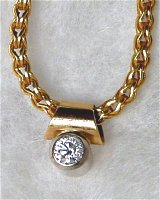 Brillant an Goldkette