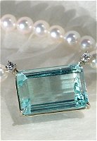 Aquamarinanhnger an Perlenkette